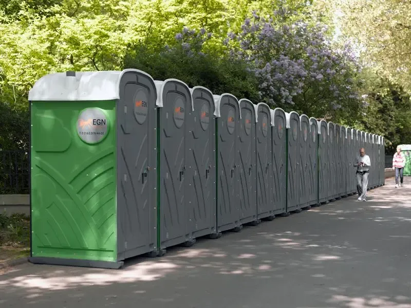Mehrere mobile Toiletten stehen in einer Reihe
