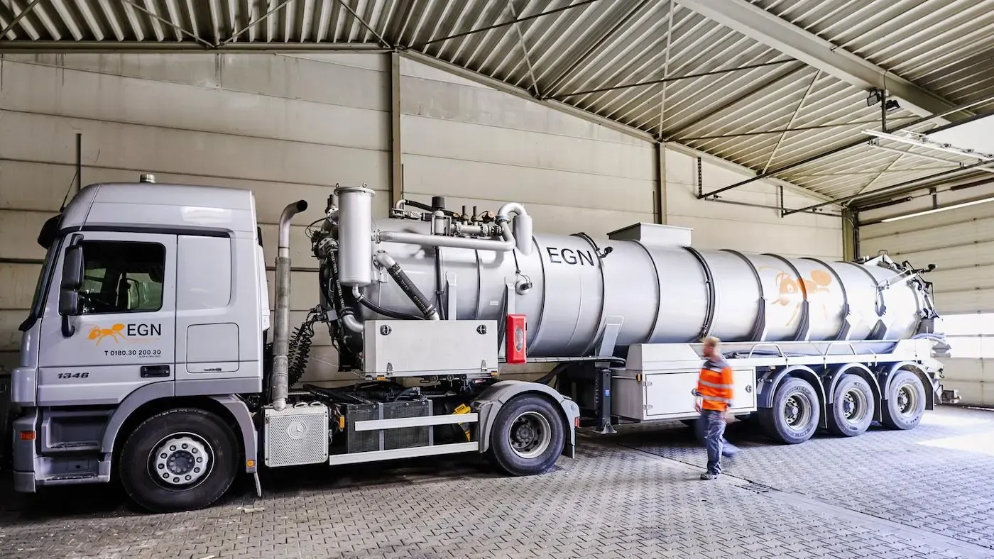 Beladung eines LKW der EGN mit gefährlichen Abfällen