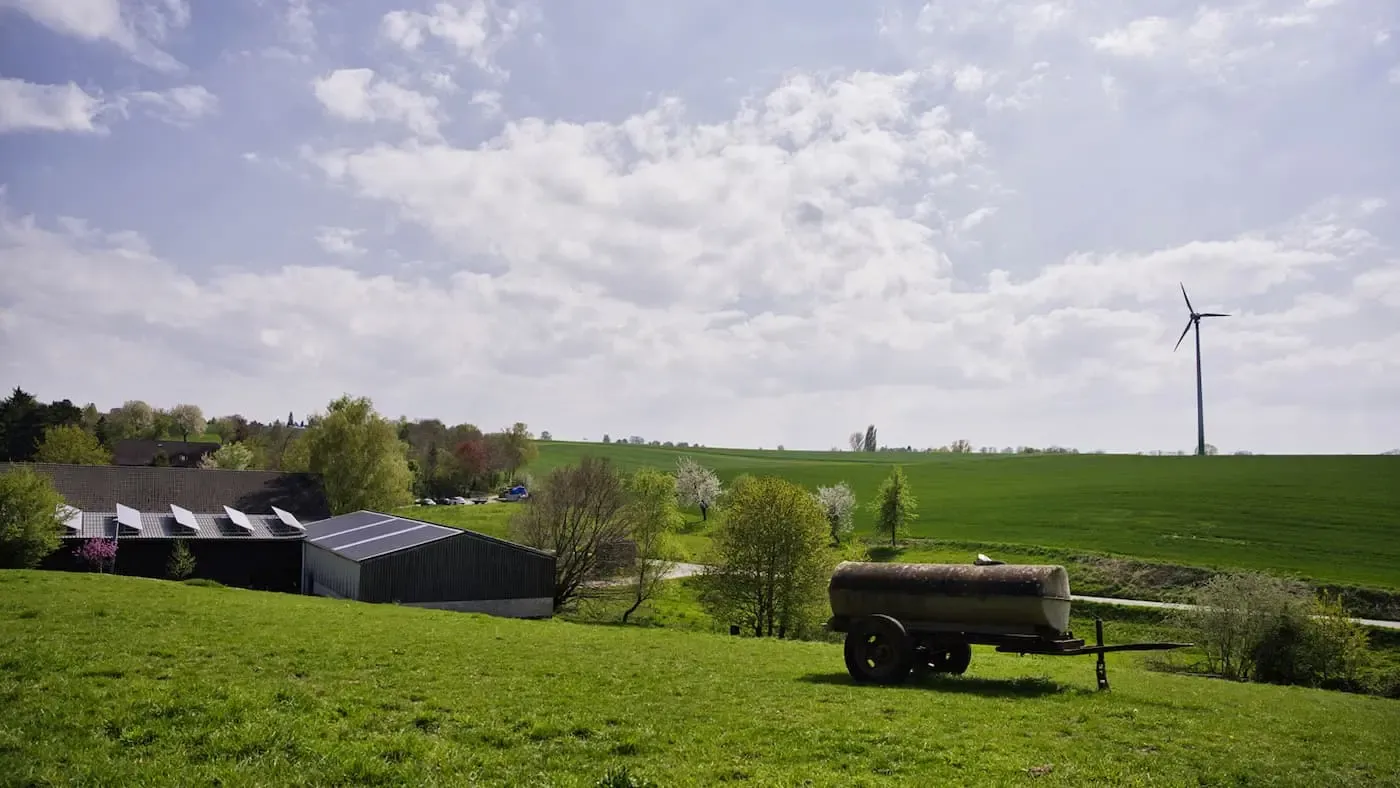 Landschaft mit Windrad