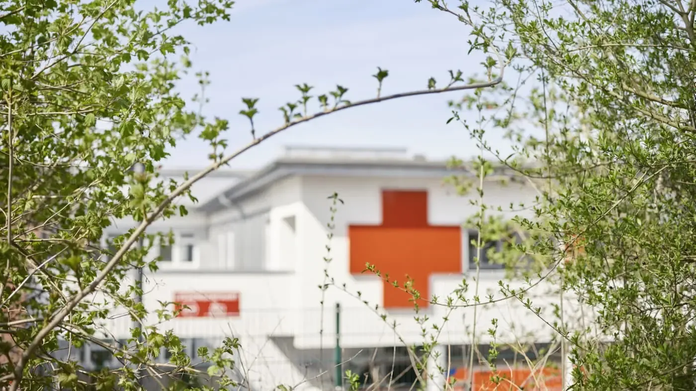 Blick auf ein Krankenhaus