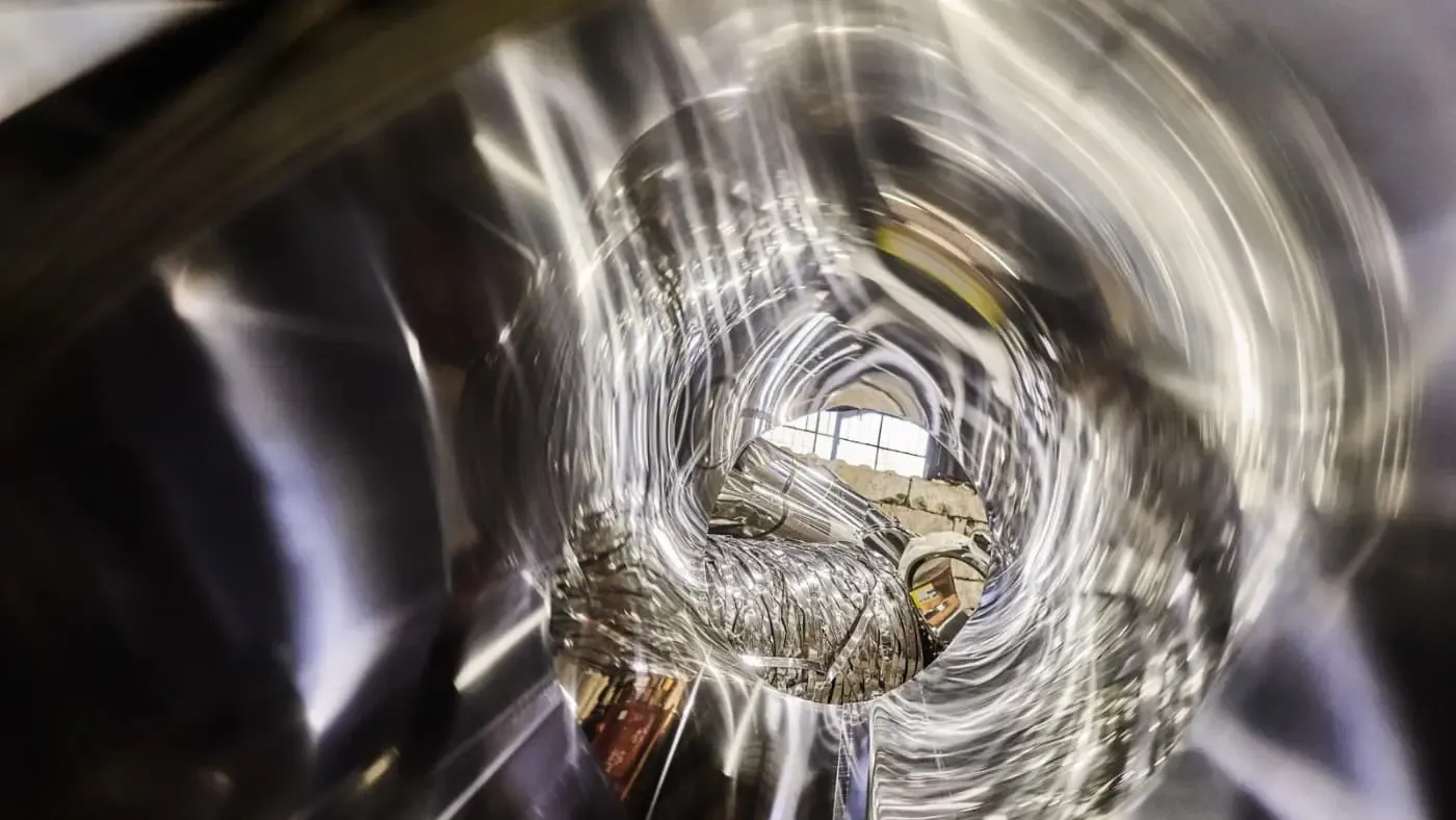 Spiegelung in einer Metalloberfläche