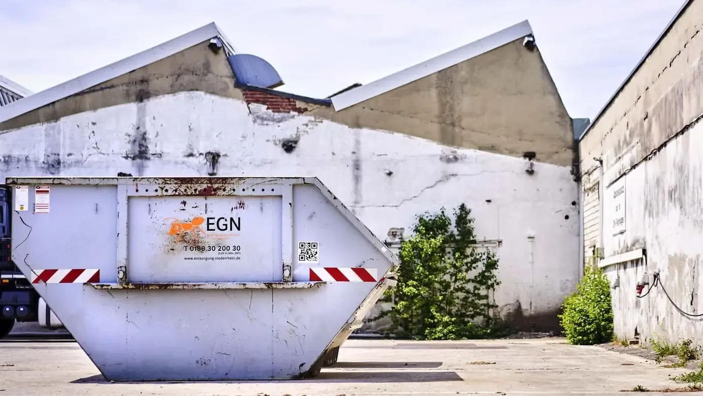 EGN Container steht auf einem Hinterhof