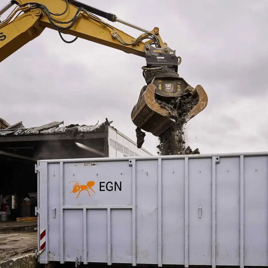 Container der EGN wird mit Bauschutt beladen
