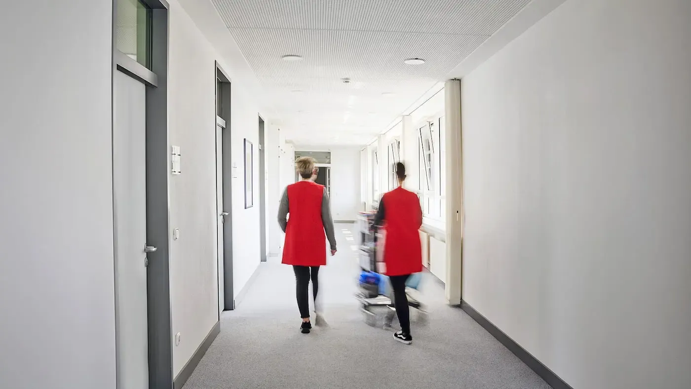 Gebäudereiniger der EGN auf einem Flur