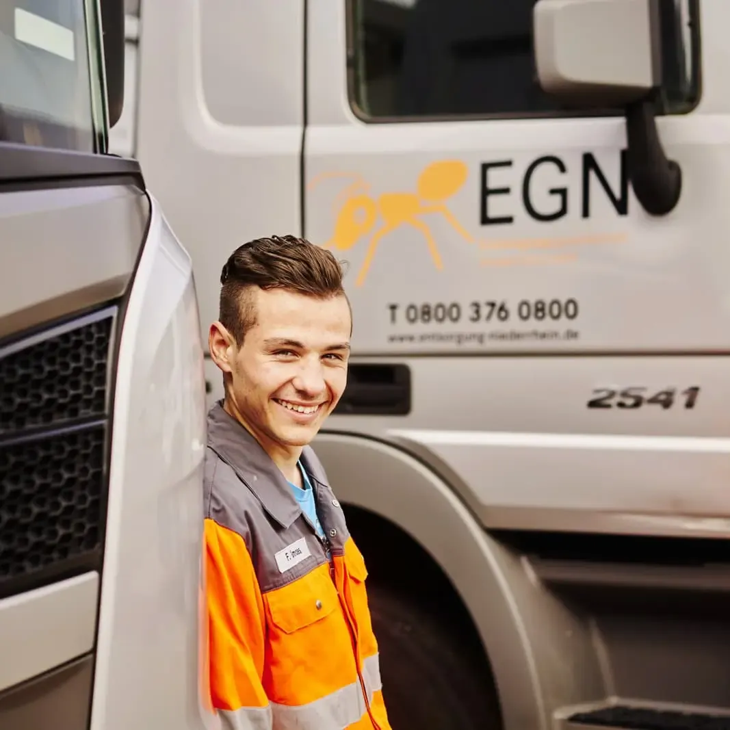Berufskraftfahrer der EGN vor einem Fahrzeug