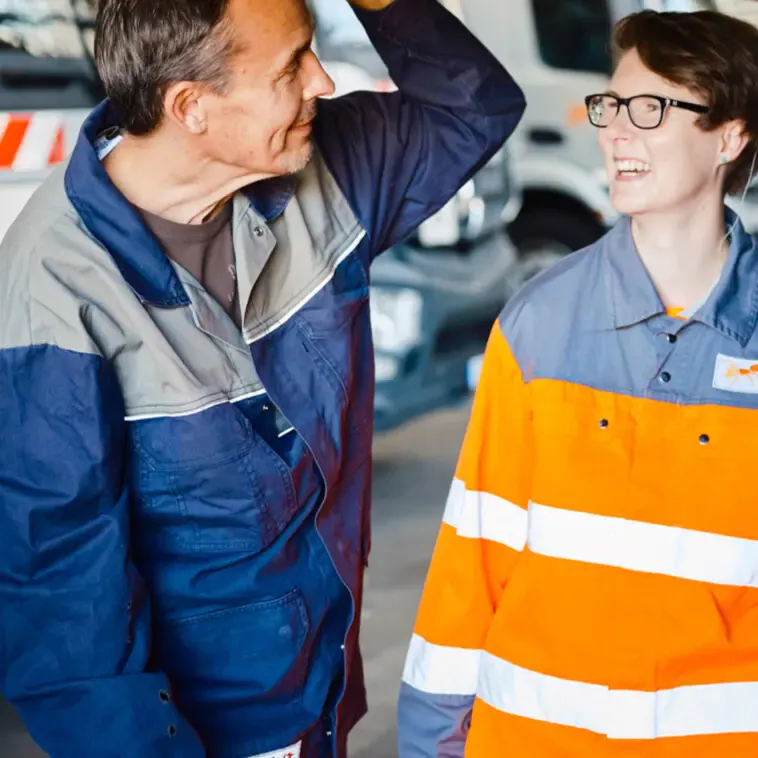 Mitarbeitende der EGN unterhalten sich in der Werkstatt