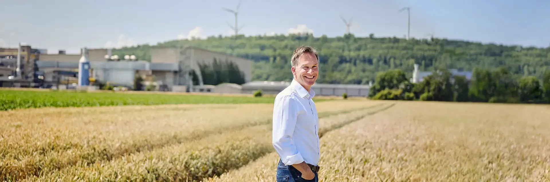 Mitarbeiter der EGN Entsorgungsgesellschaft Niederrhein steht vor einem Feld
