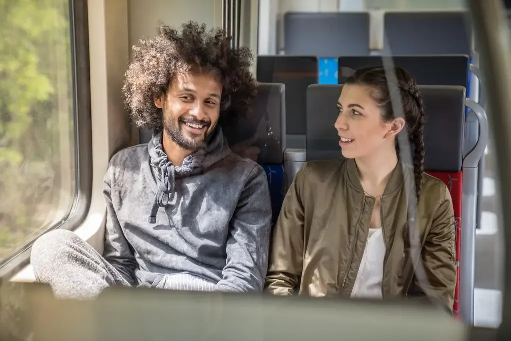 Mann und Frau sitzen im Bus