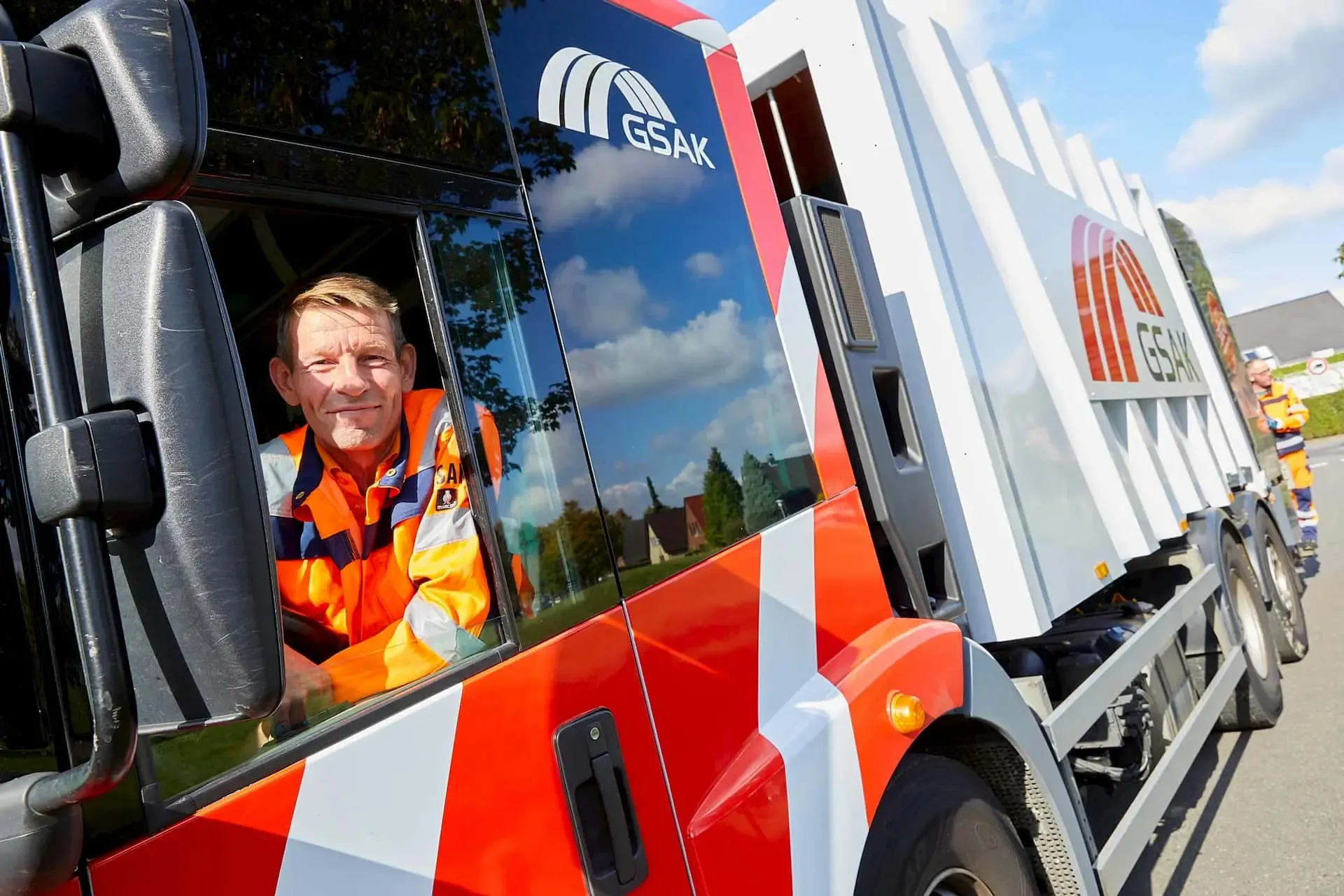 Mitarbeiter der GSAK im Müllwagen