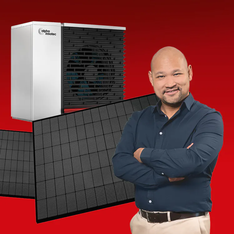 SWK E-Scout steht auf rotem Hintergrund vor PV-Anlage und Wärmepumpe