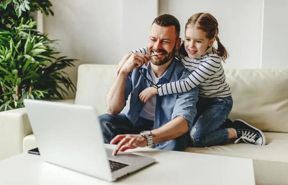 GSAK Vater und Tochter schauen auf den Laptop
