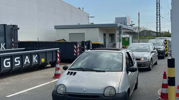Wartende Autos beim GSAK Wertstoffhof