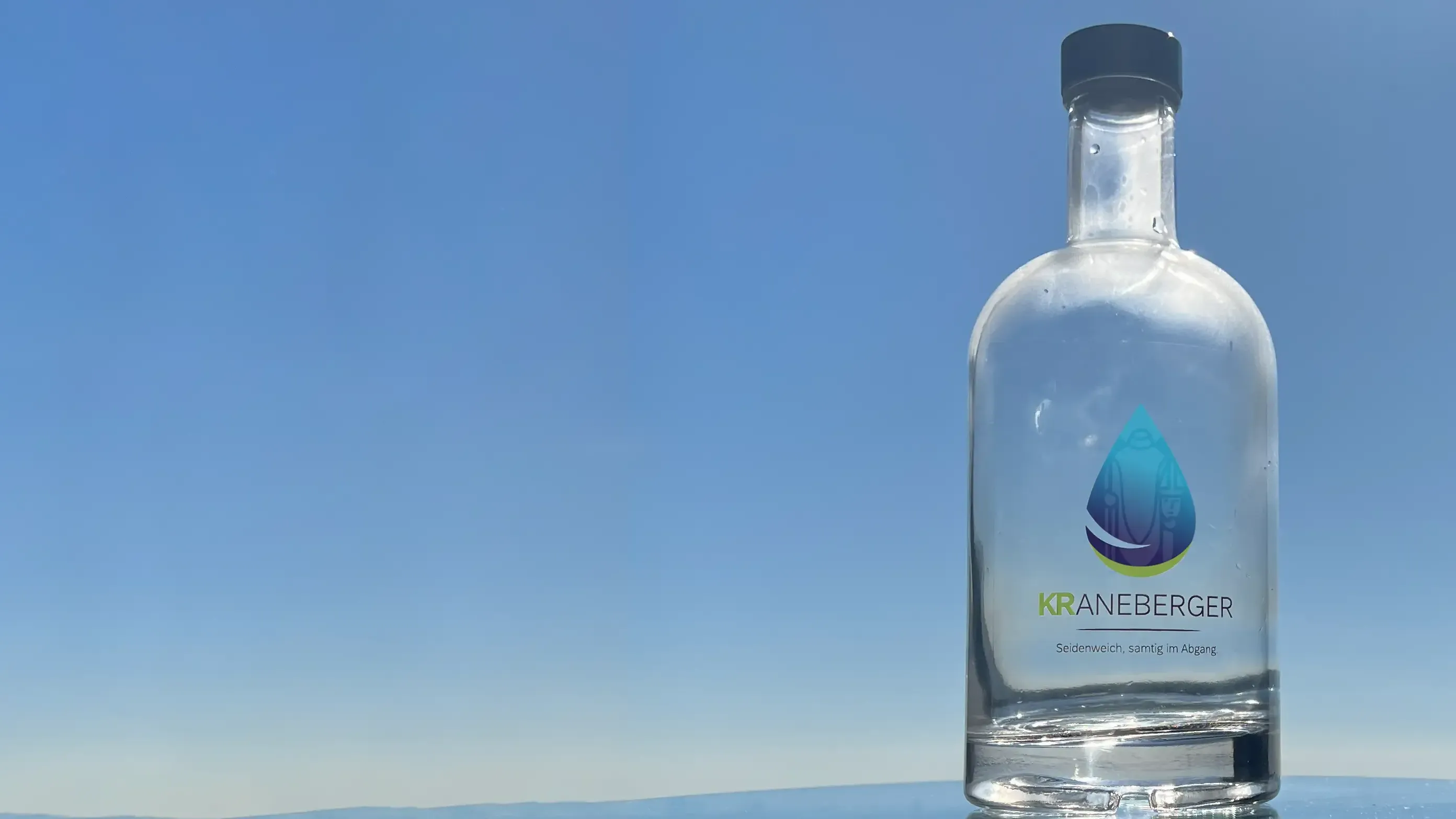 KRaneberger-Flasche vor strahlend blauem Himmel