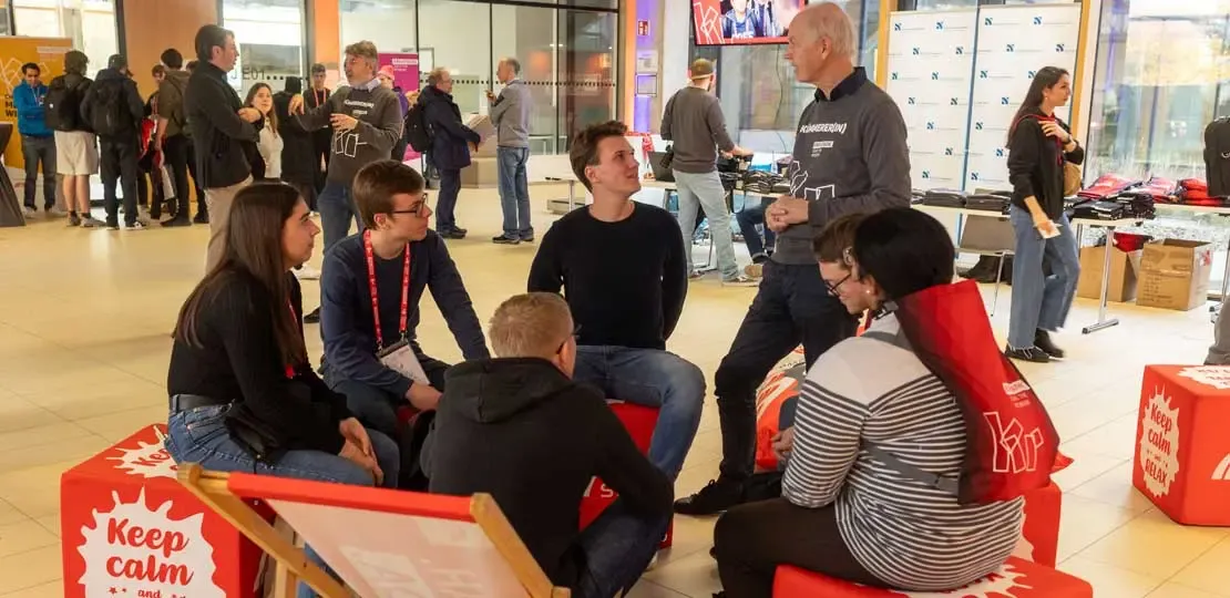 KReathon Teilnehmer in einer Diskussion