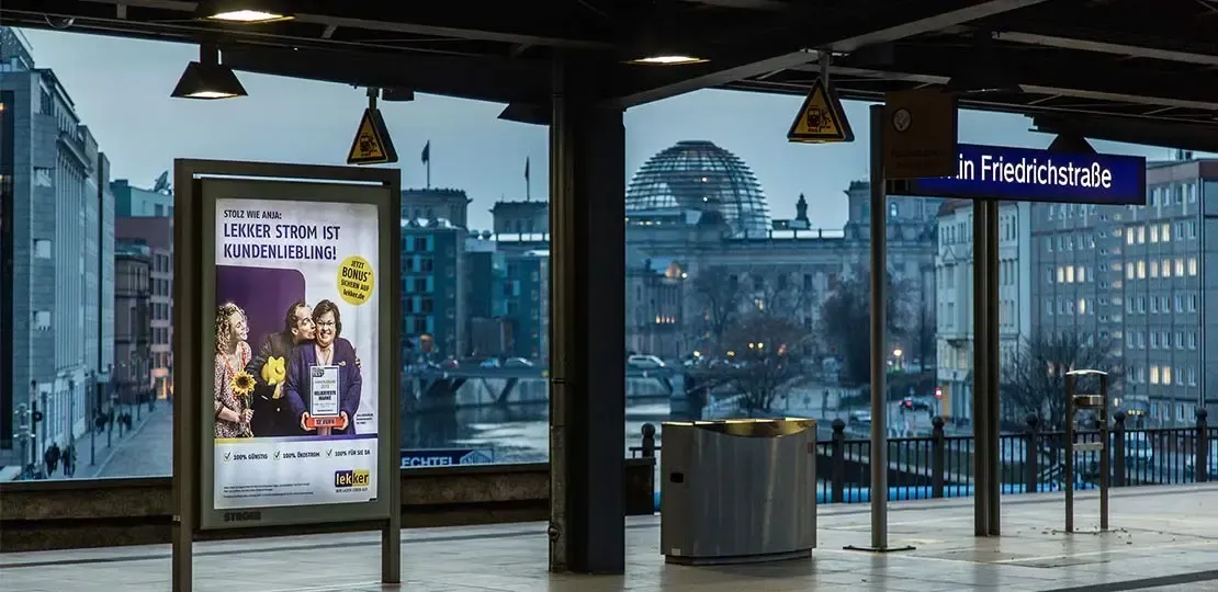 lekker Werbung an der Haltestelle Berlin Friedrichstraße