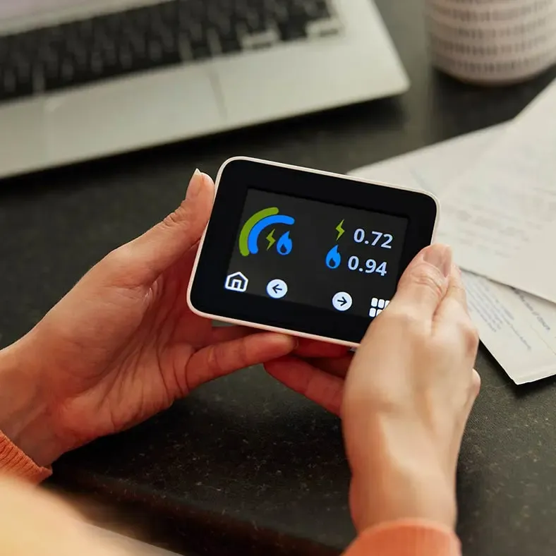 Person hält Tablet mir Energiemonitoring in der Hand