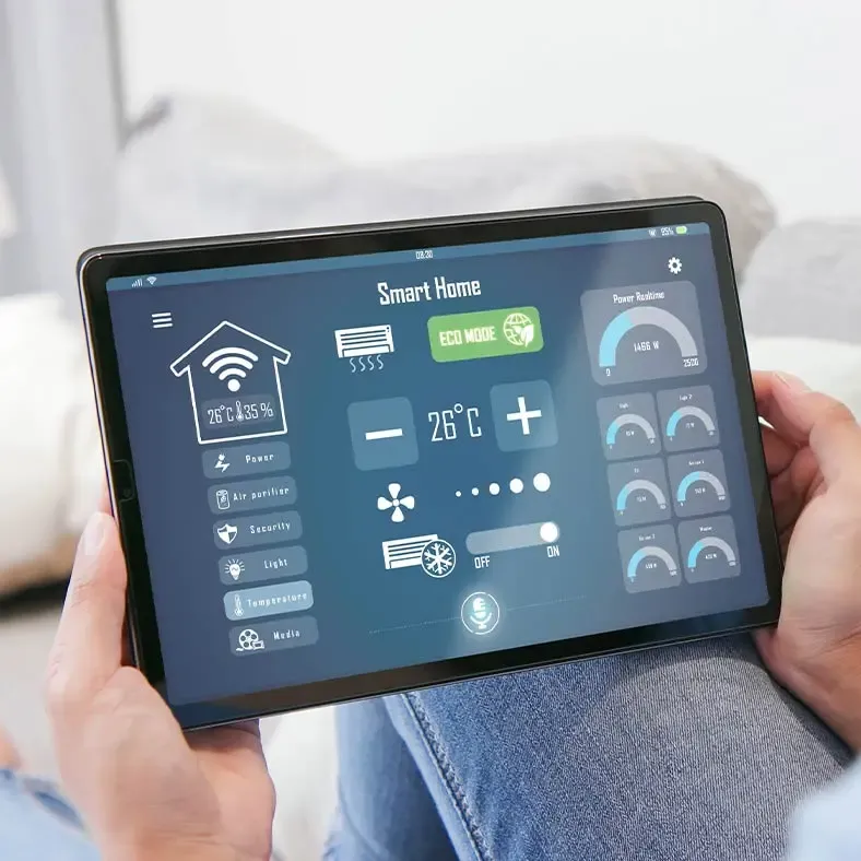 Person hält Tablet mir Gebäudemonitoring in der Hand
