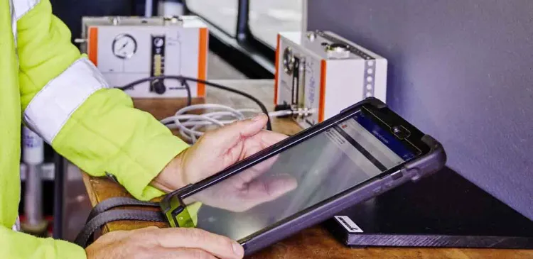 Arbeiter steht an Laptop