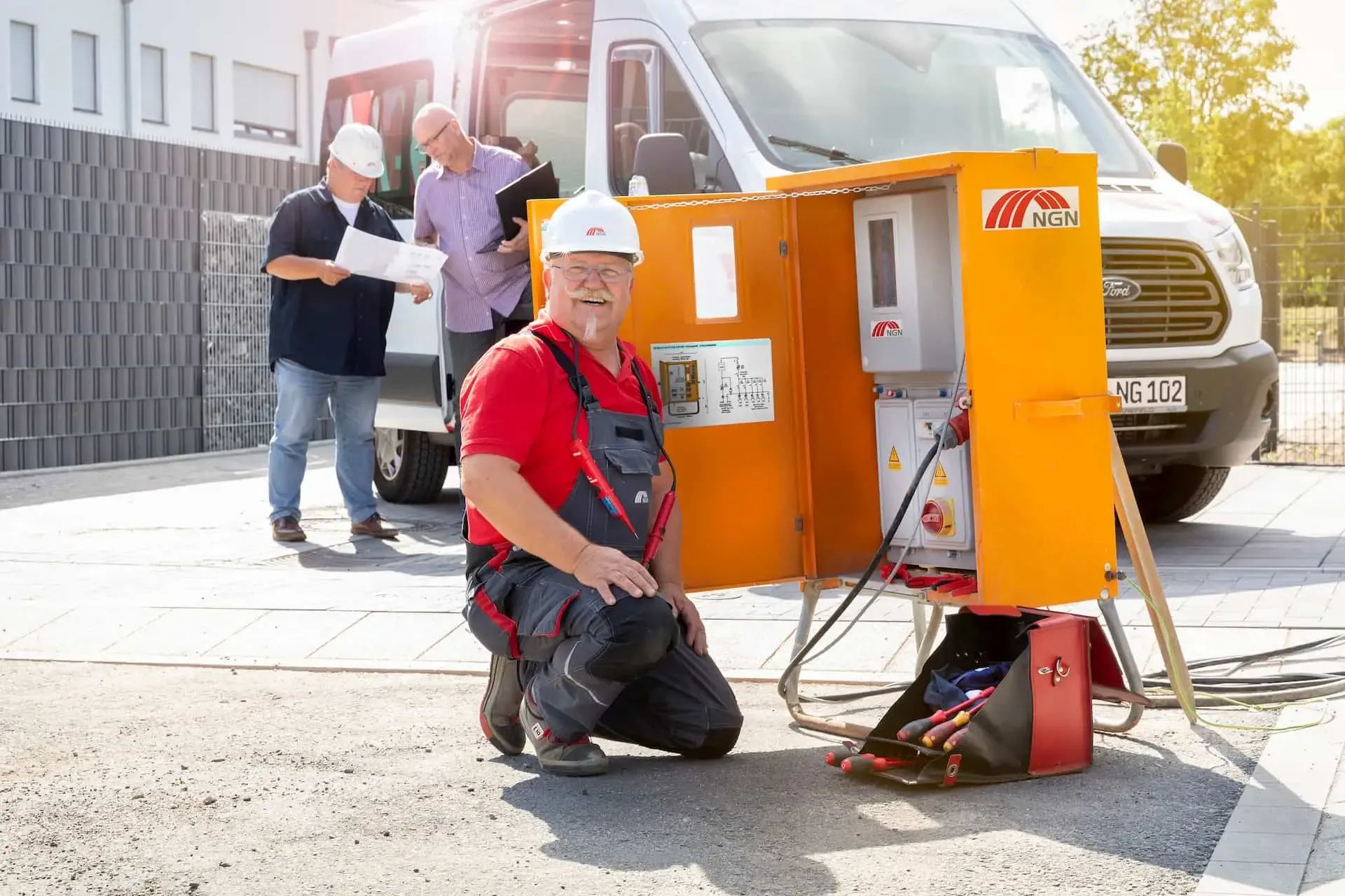 Mitarbeiter der NGN bei der Arbeit an einem Verteilerkasten