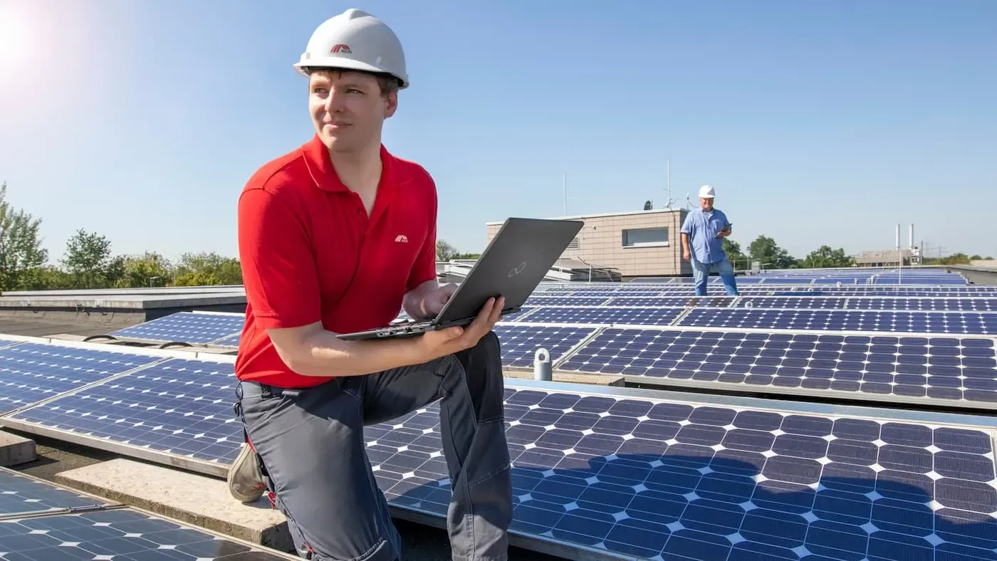 NGN Kollege auf einem Dach mit vielen Solarpanelen