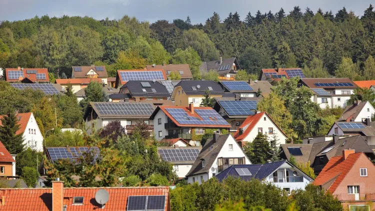 Ein Dorf mit Solaranlagen auf den Dächern