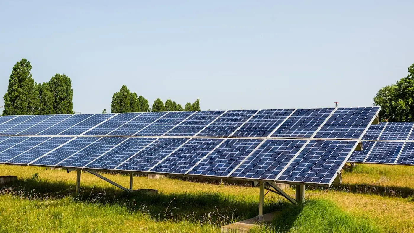 NGN Solaranlage auf einem Feld