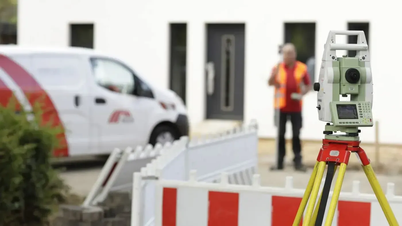 NGN Kollege mit Lasermessgerät im HIntergrund