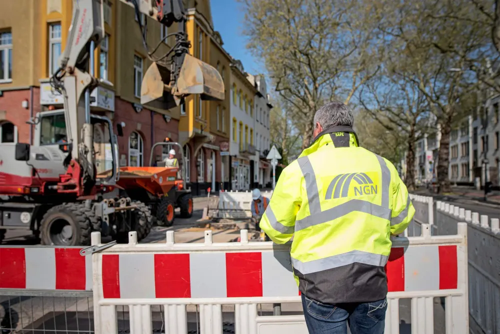 Mitarbeiter der NGN vor einer Baustelle