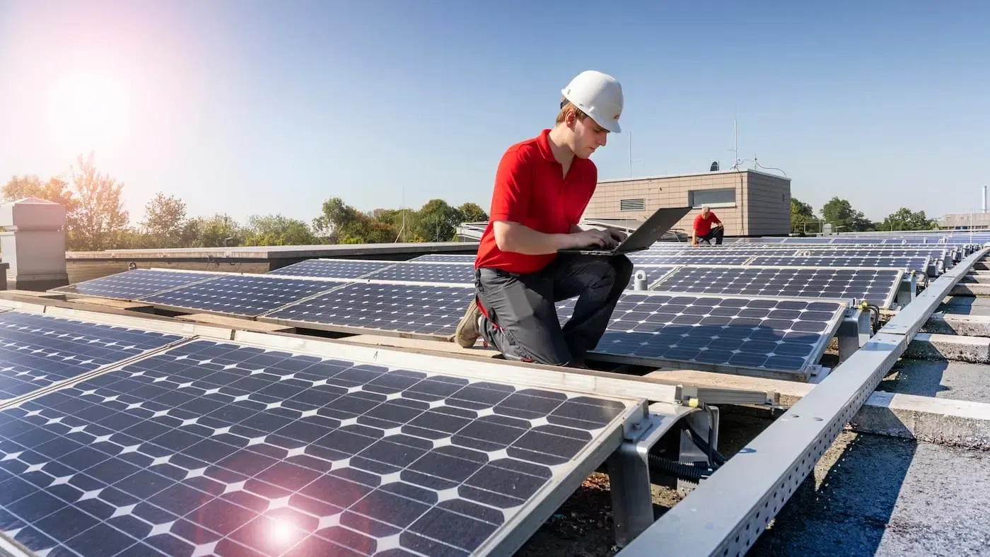 NGN Mitarbeiter auf einem Dach mit Solar Anlage