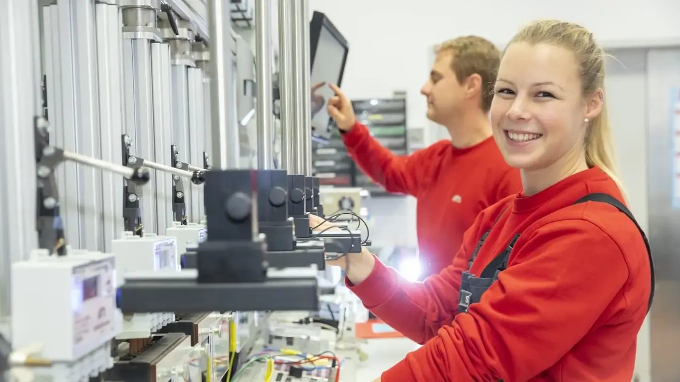 NGN Kollegin in rotem Pullover lächelt in die Kamera