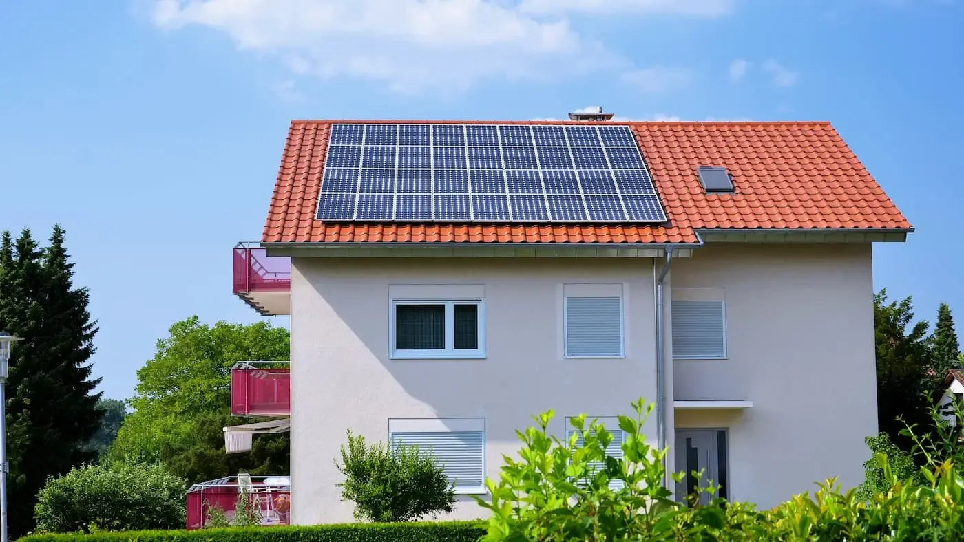 NGN Haus mit Solaranalge auf dem Dach