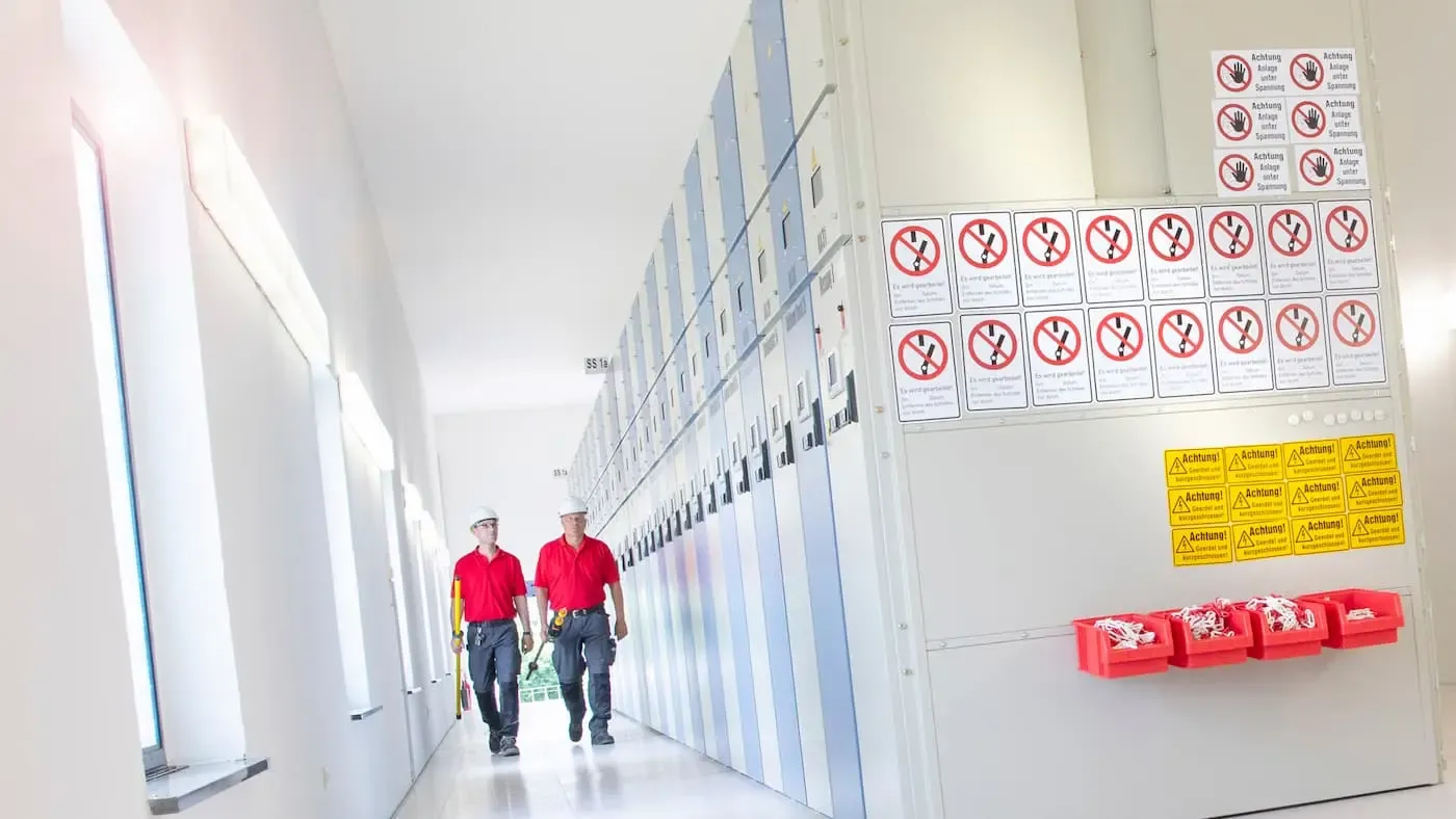 NGN Kollegen laufen über einen Flur