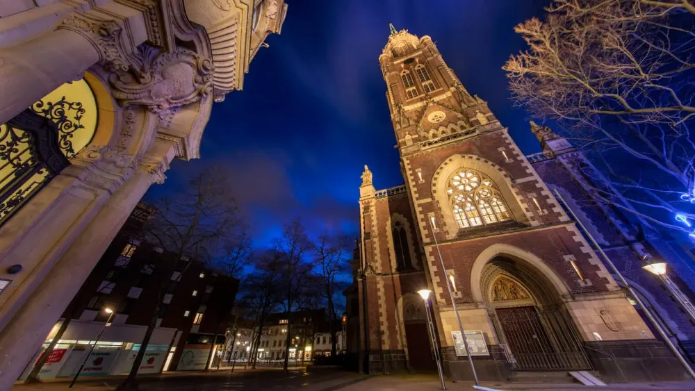 NGN Beleuchtete Kirche von unten fotografiert