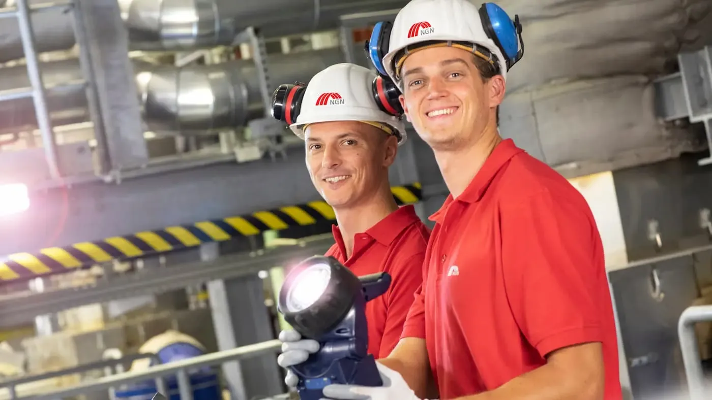 NGN Kollegen von der Prüfstelle mit Helm und Lampe