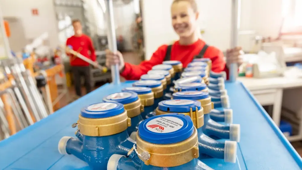 NGN Kollegin kontrolliert Trinkwasser