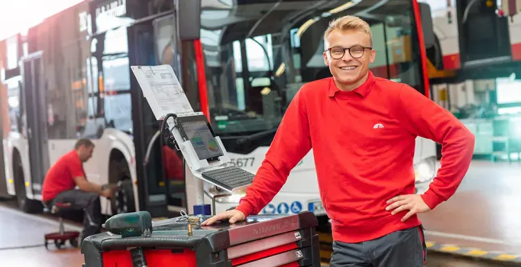 KFZ Mechatroniker der SWK Mobil vor einem Bus