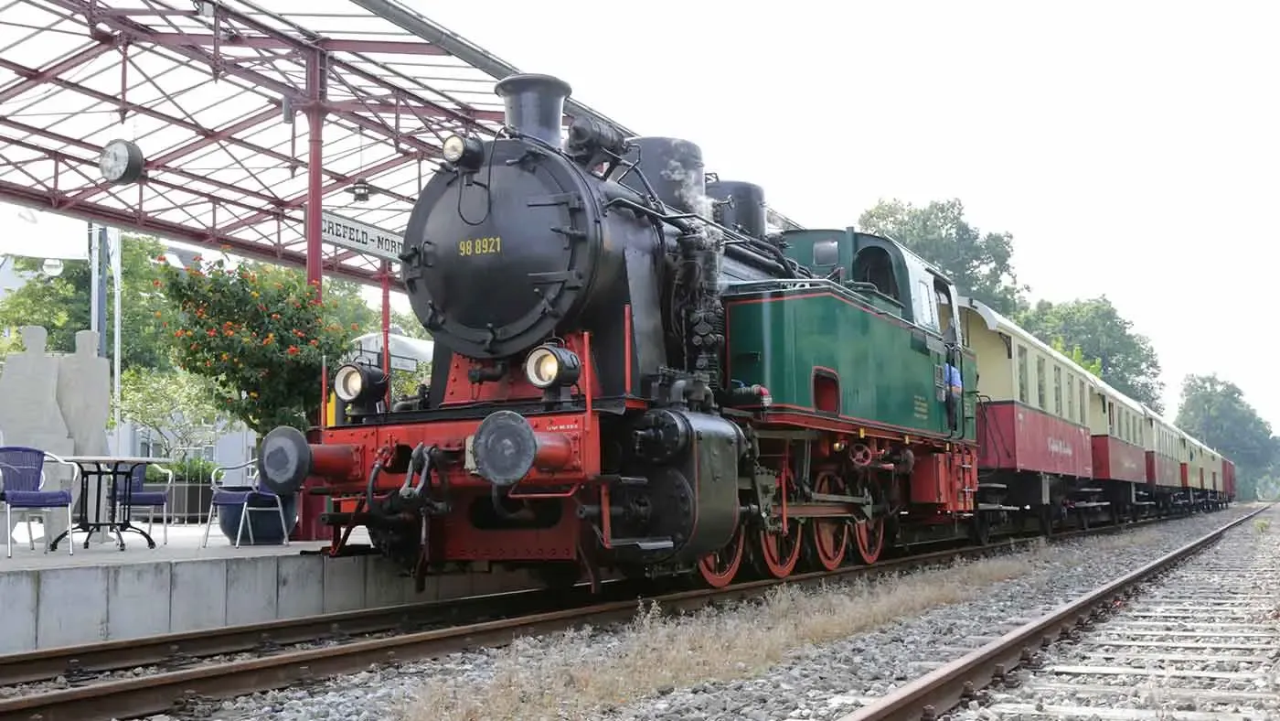 Historische Dampflok Schluff steht am Bahnhof in Krefeld