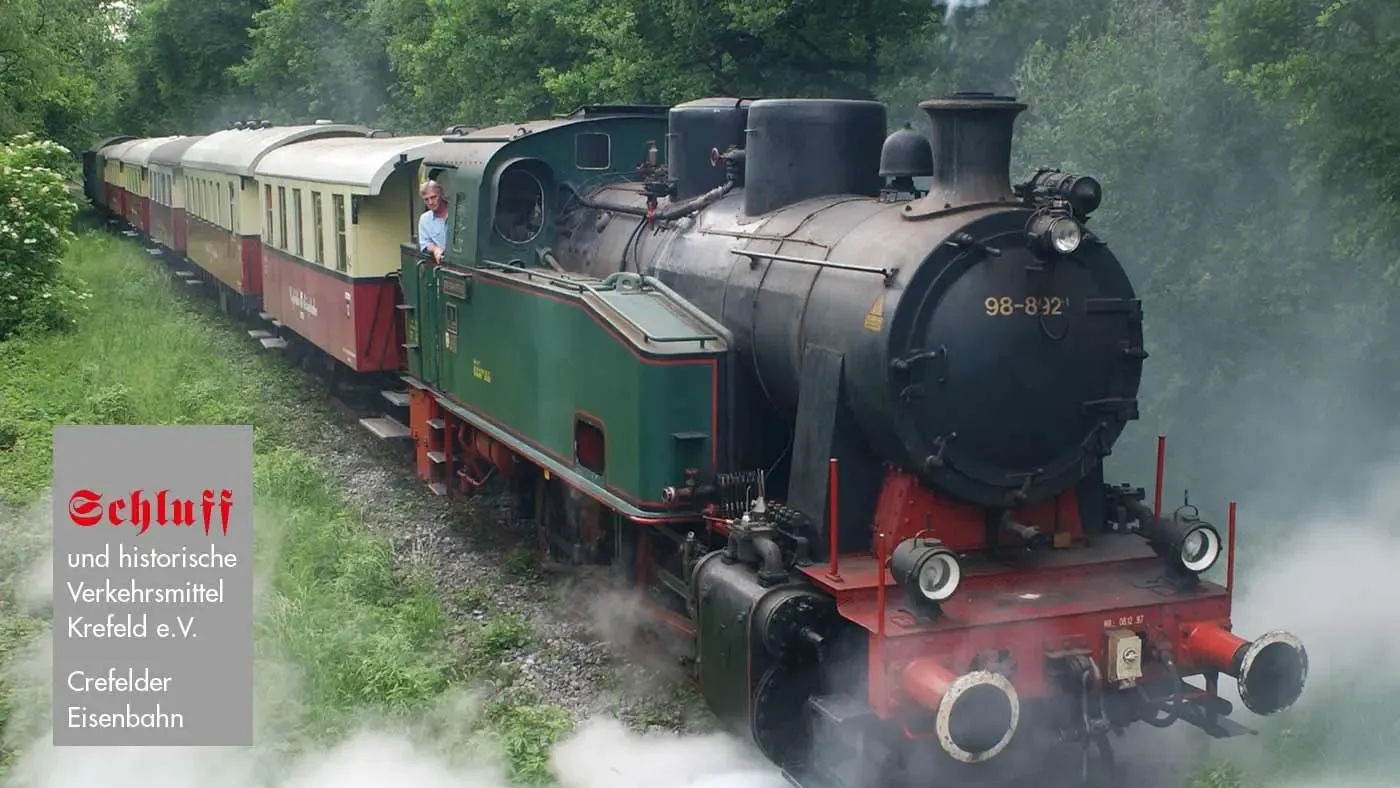 Historische Dampflok Schluff fährt in Krefeld