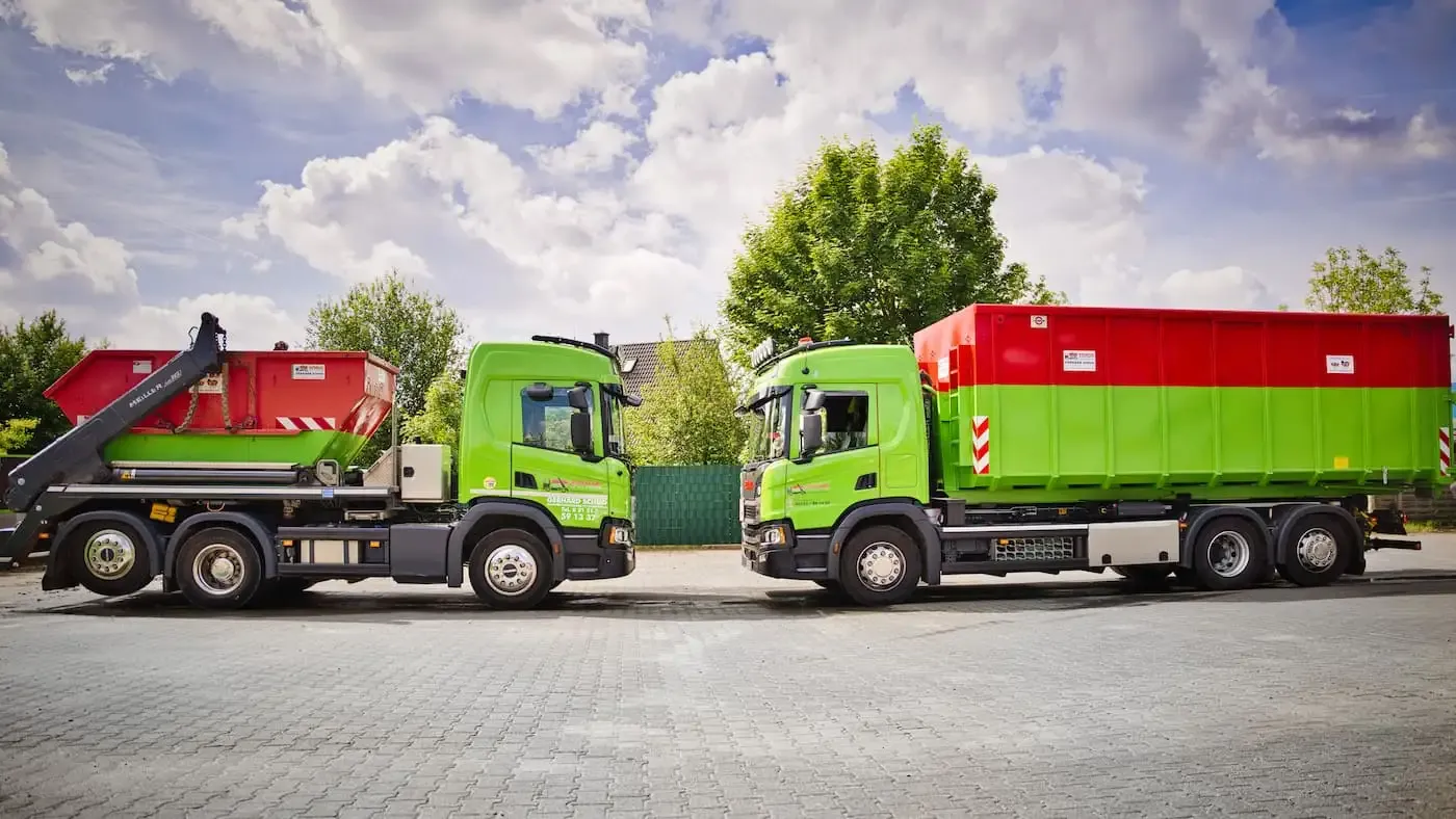 LKW von Containerdienst Schug aus Kaarst stehen sich gegenüber
