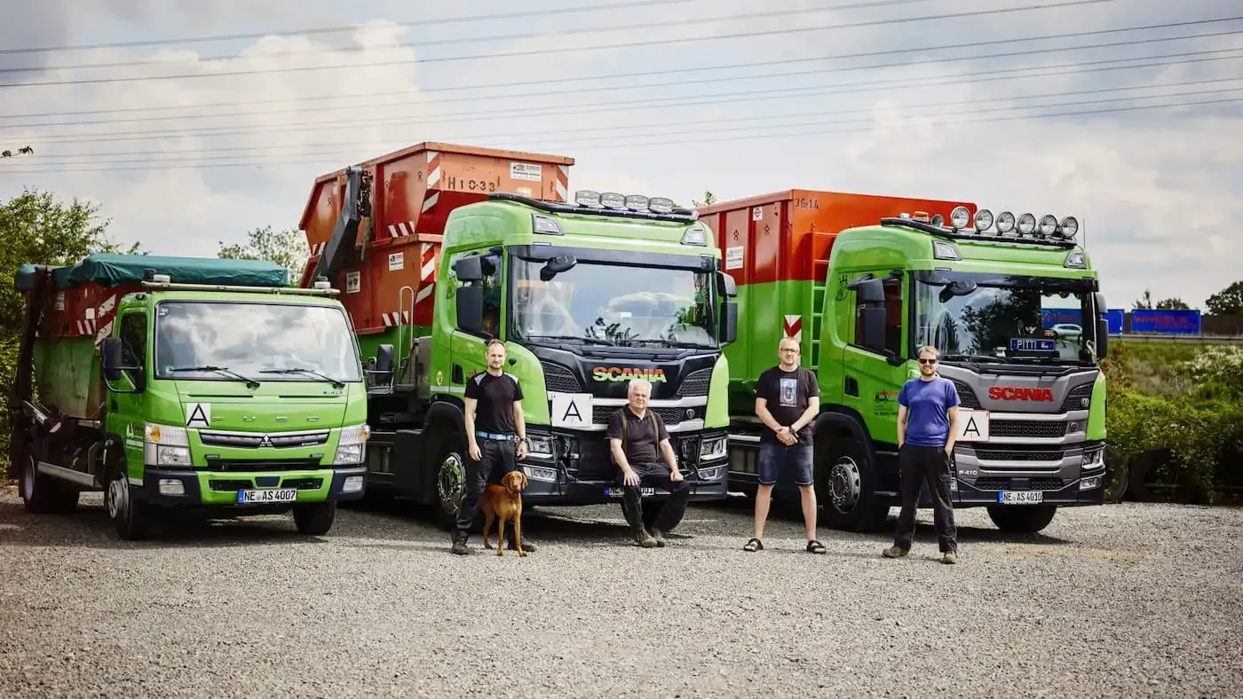 Mitarbeiter von Container Schug aus Kaarst vor dem LKW Fuhrpark