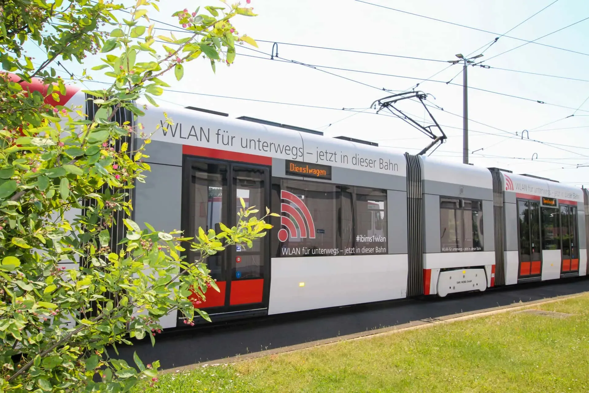 Straßenbahn der SWK Mobil mit WLAN Werbung