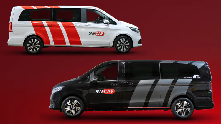 Helles und dunkles SWCAR Fahrzeug auf rotem Hintergrund