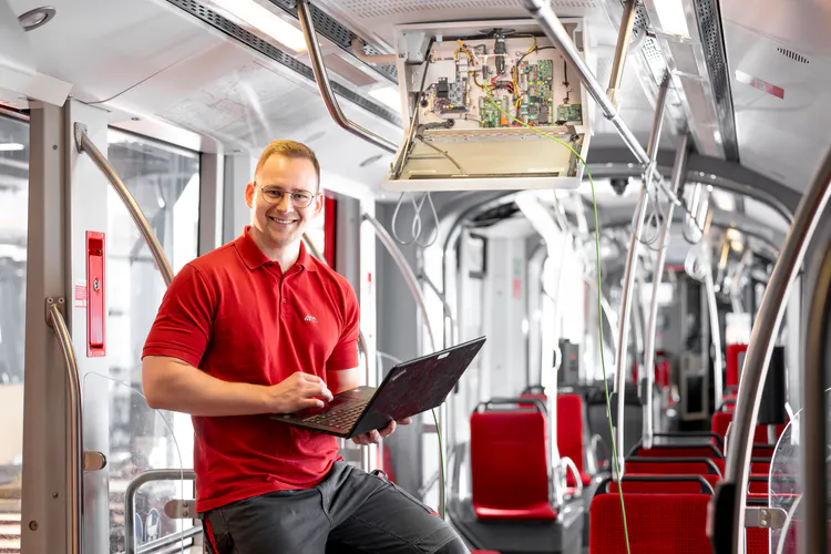 Elektroniker der SWK MOBIL in einer Straßenbahn