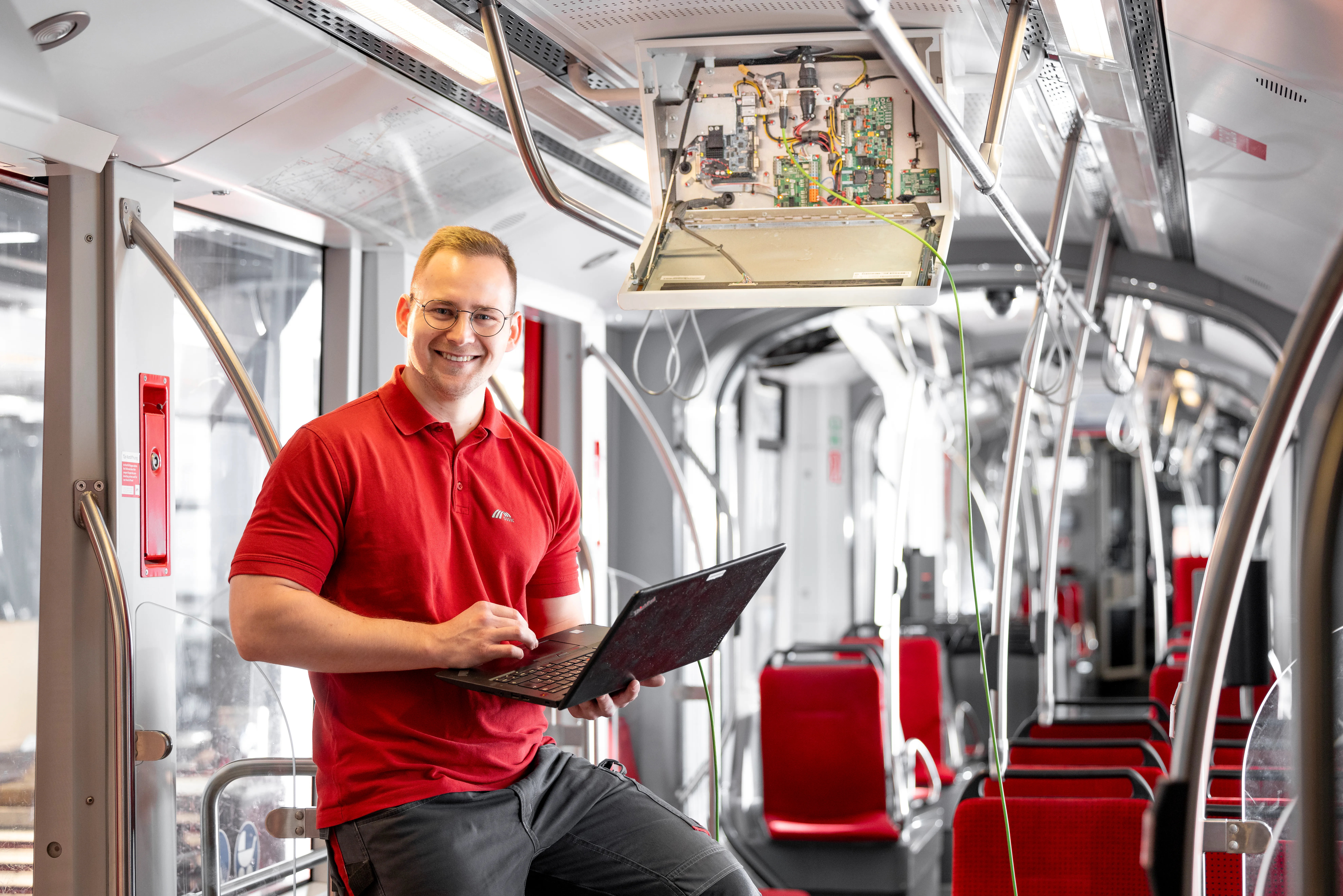 Elektroniker der SWK MOBIL in einer Straßenbahn