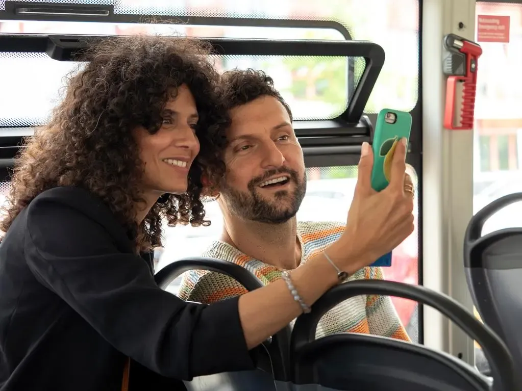 Junge Frau und junger Mann machen ein Selfie mit dem Smartphone