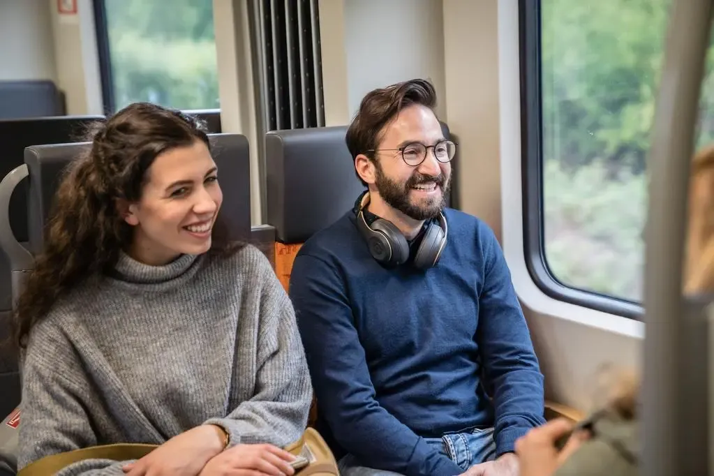 Mann und Frau sitzen in einer Bahn