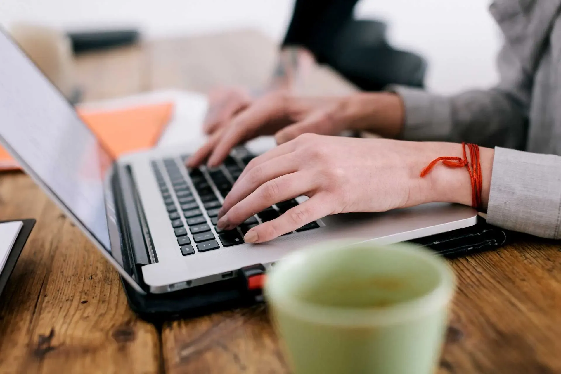 Laptop und eine Tasse Kaffee
