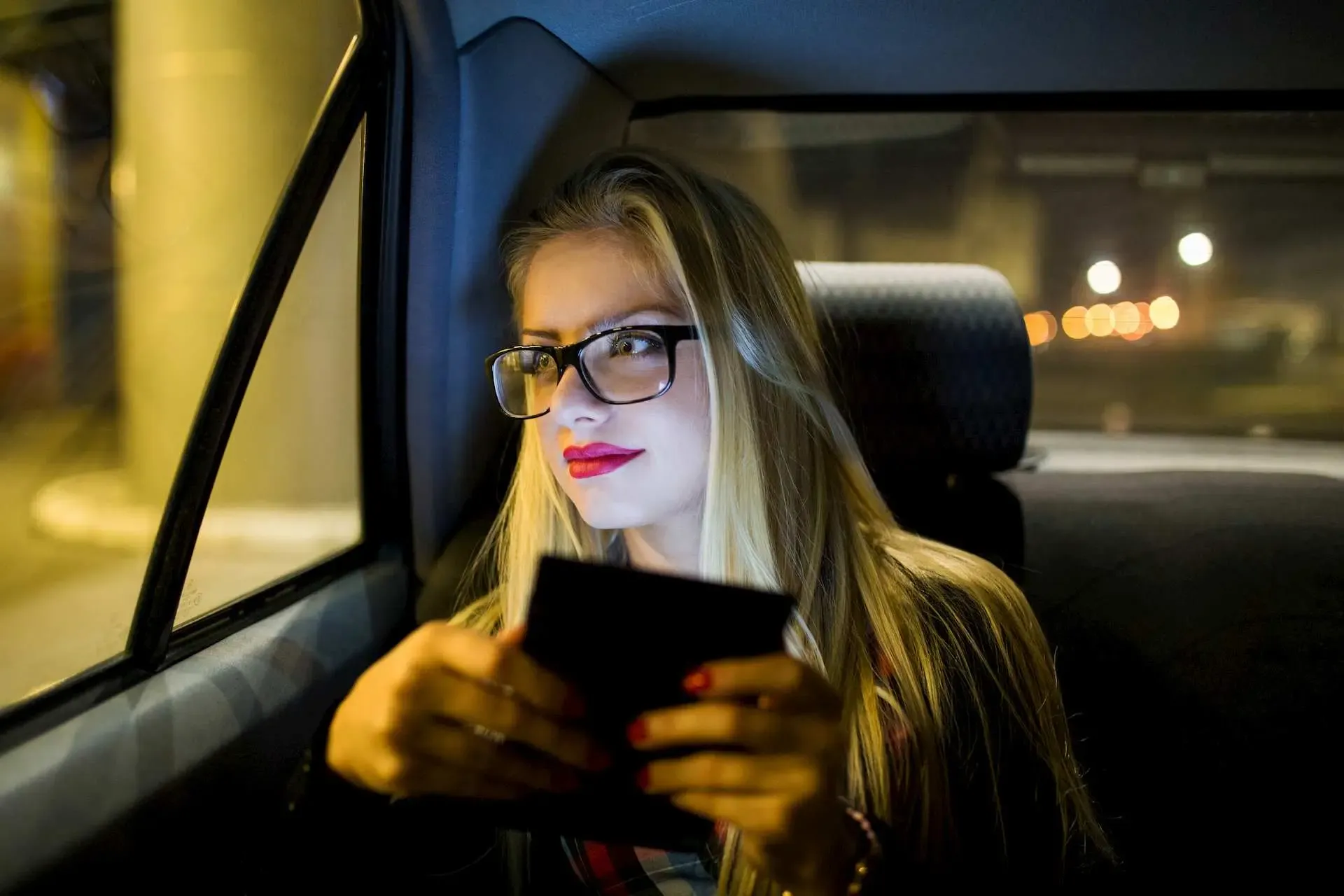 Junge Frau sitzt im Taxi