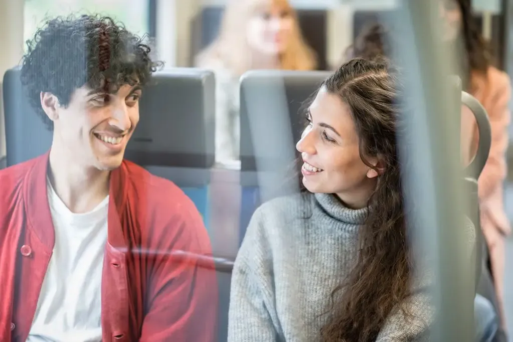 Junge Frau und junger Mann schauen sich an