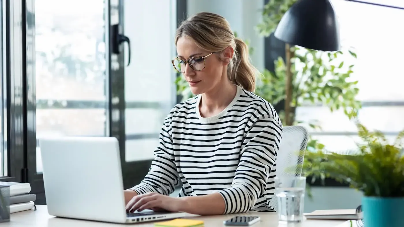 Junge Frau vor Laptop